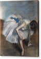 Danseuse rattachant son soulier - Canvas Print